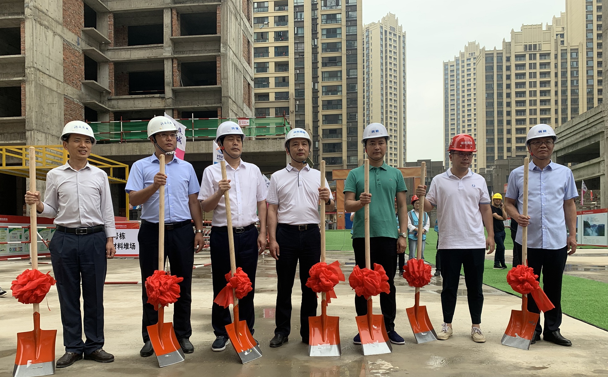 图片从右至左 第三位 洞庭建投公司总经理陈慎辉 第四位 构筑分公司书记兼经理 杨永强 第六位 项目经理杜玮_副本.jpg