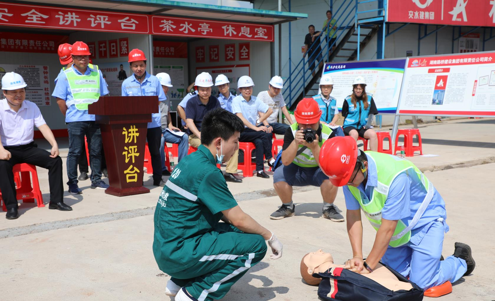 洞株路项目承办高处坠落应急接济演练_副本.jpg