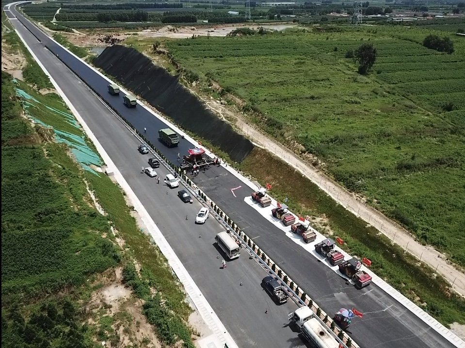 文莱十四标上面层试验路摊铺圆满实现.jpg