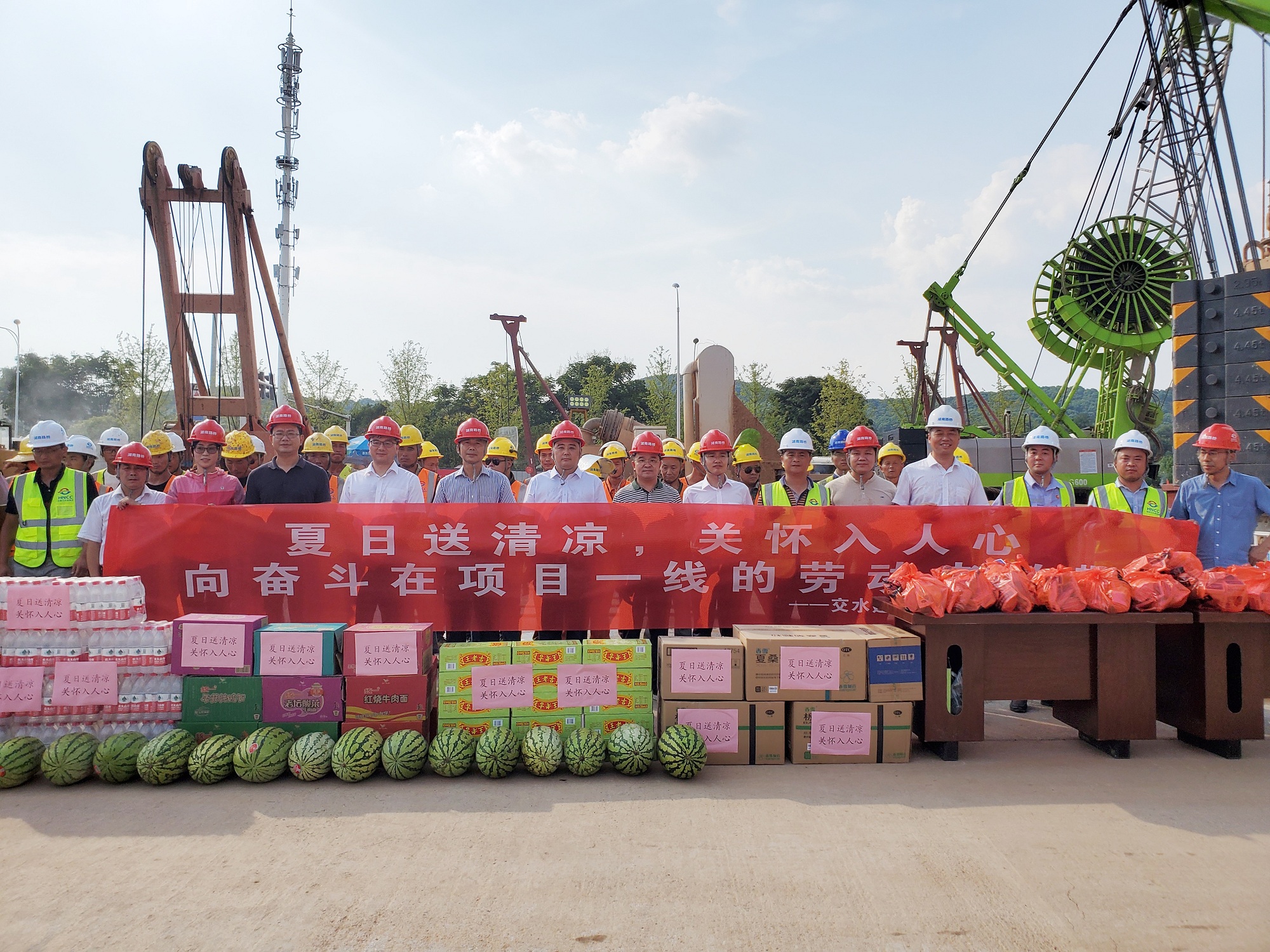 交水建集团到西环线送清冷慰问_副本.jpg