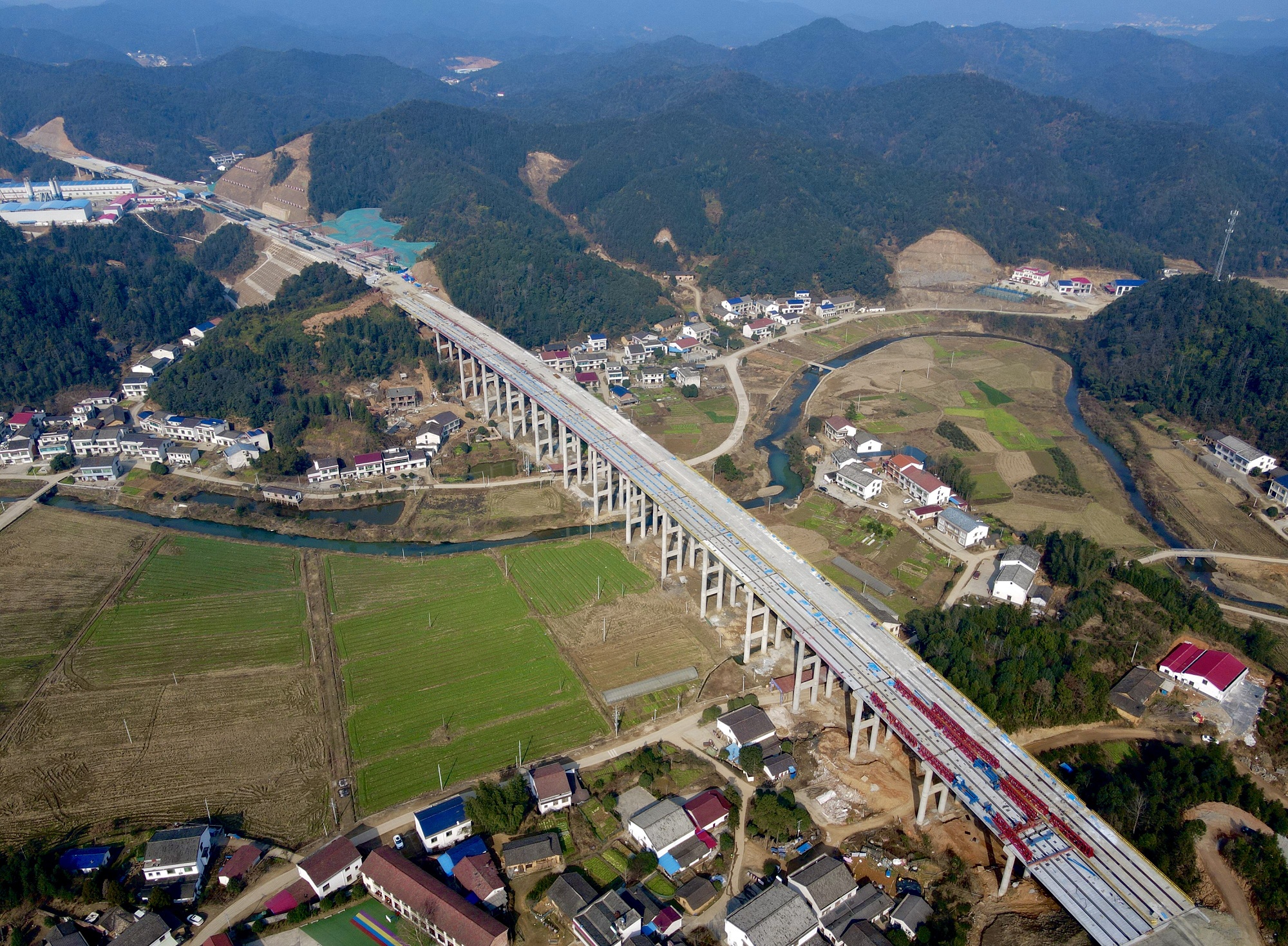 平益八标清潭村大桥梁片架设实现7_副本.jpg