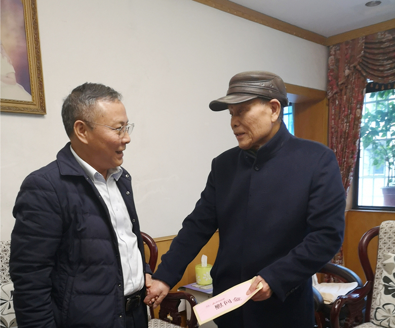 5、2月8日，，，，，，，，陈国初慰问老党员陈国斌_副本_副本.jpg
