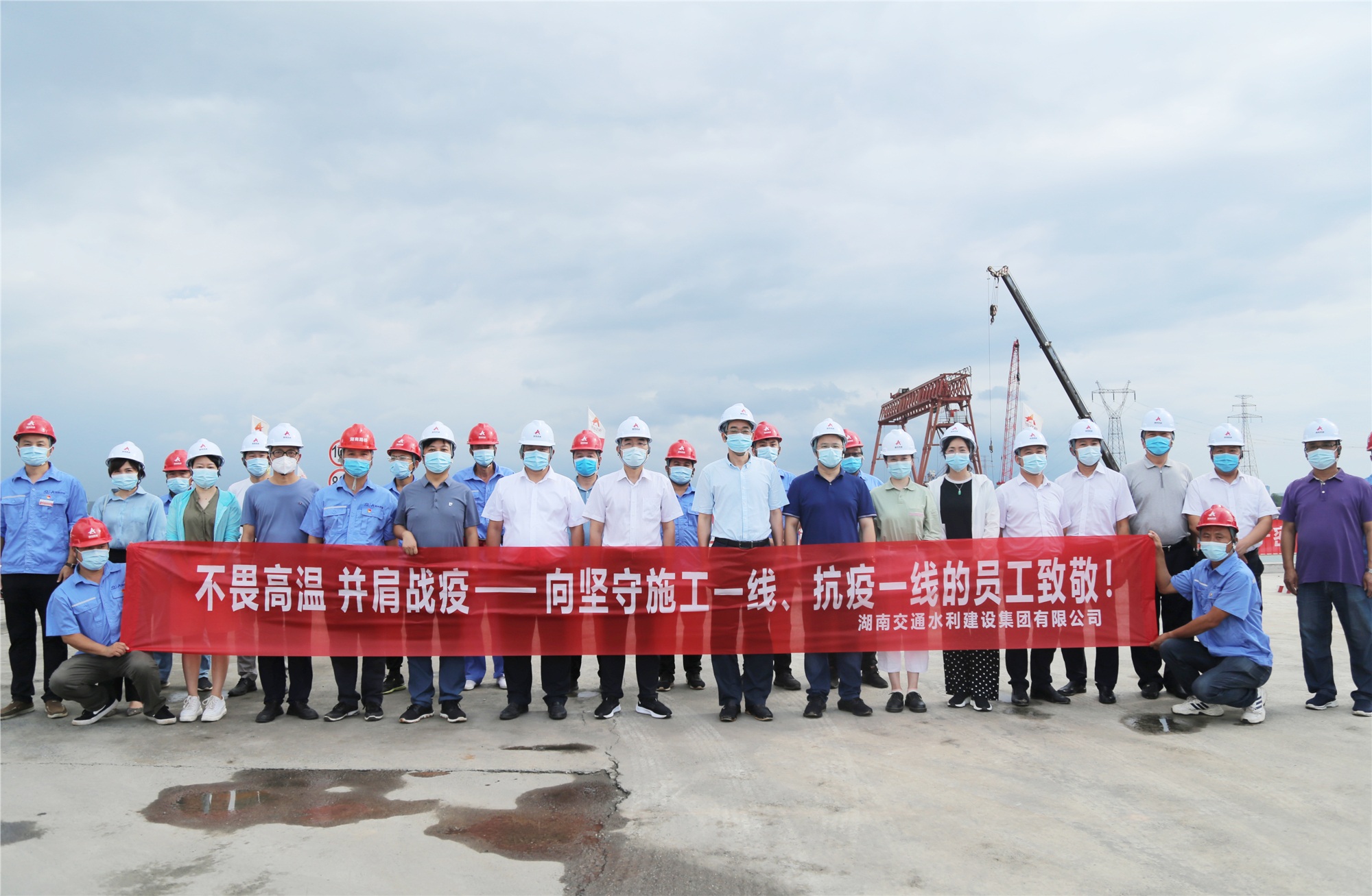 1.胡建华一行探望慰问香炉洲项目一耳目员（前排中）_副本.jpg