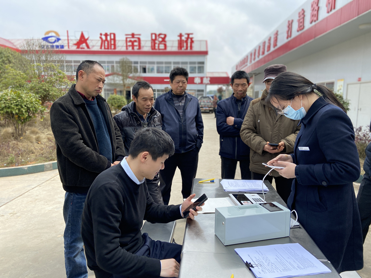 2 2021年3月12日项目部特约请银行工作人员现场为农夫工兄弟办理工资卡.jpg
