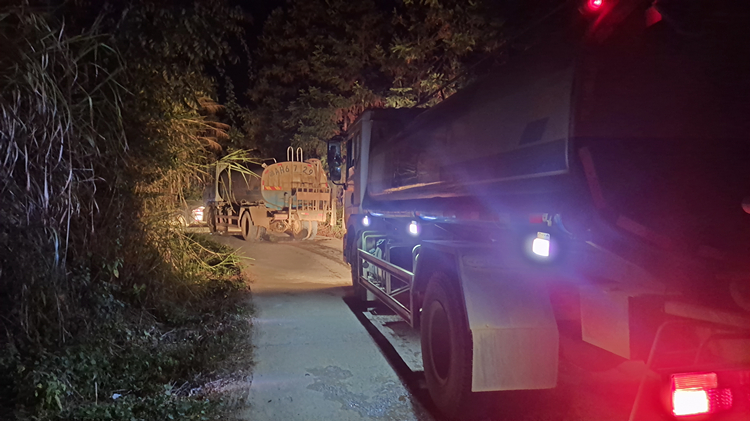 照片：茶常14标公路人36公里驰援龙海镇丛林火警现场.jpg