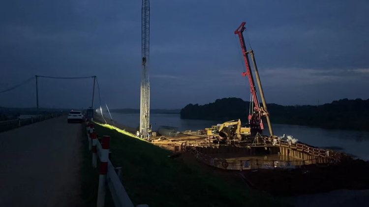 20230825 益常六标向阳河2号特大桥水中首桩顺利实现浇筑.jpg