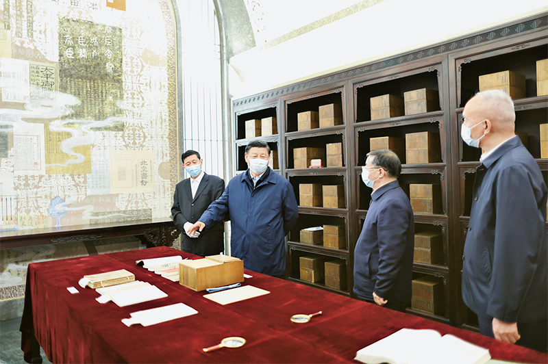 2023年6月2日，，，，，，，中共中央总书记、国度主席、中央军委主席习近平在北京出席文化传承发展座谈会并颁发沉要讲话。。。。。。。这是座谈会前，，，，，，，习近平1日下午在中国国度版本馆调查时，，，，，，，在兰台洞库相识馆藏精品版本保留情况。。。。。。。 新华社记者 鞠鹏/摄