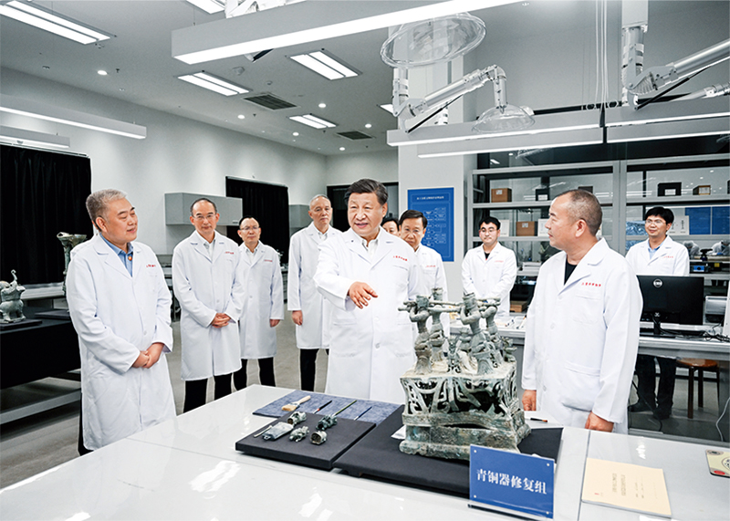 2023年7月25日至27日，，，，，，，中共中央总书记、国度主席、中央军委主席习近平在四川调查。。。。。。。这是26日下午，，，，，，，习近平在位于德阳市广汉市的三星堆博物馆文物；；；；；び虢ǜ垂，，，，，，，同现场工作人员亲切互换。。。。。。。 新华社记者 谢环驰/摄